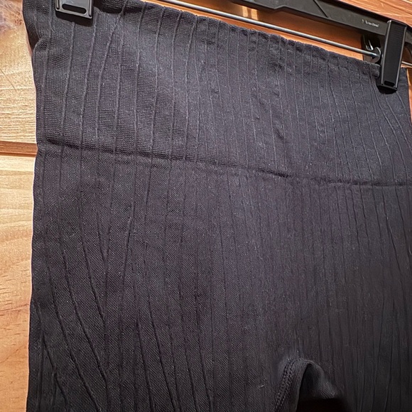 Fabletics Seamless High waisted Linework Black leggings size XS NWT - Picture 3 of 9